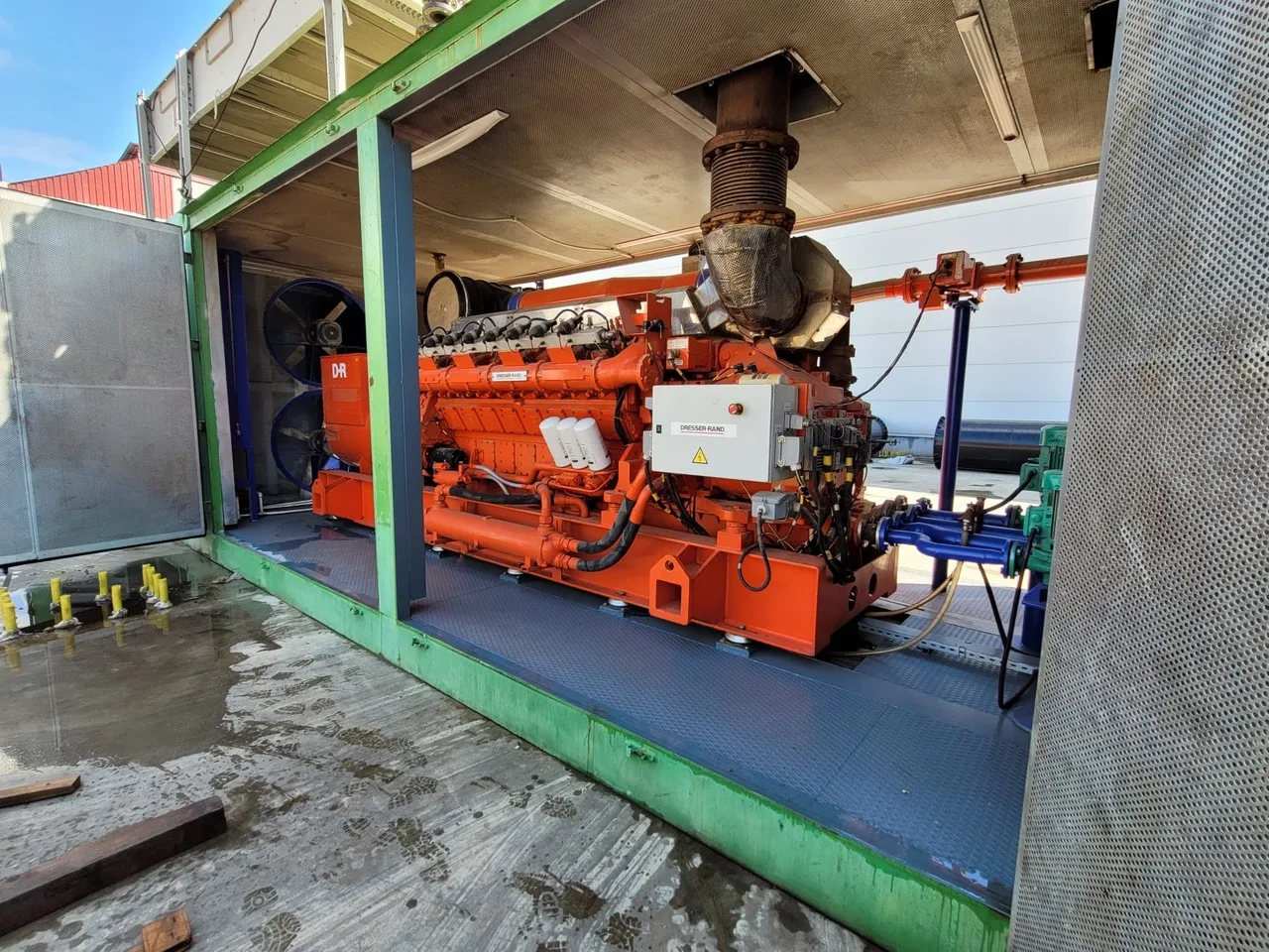 Containerised gas engine unit